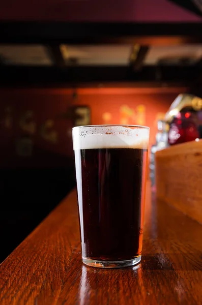 Glas vers bier op teller in pub — Stockfoto