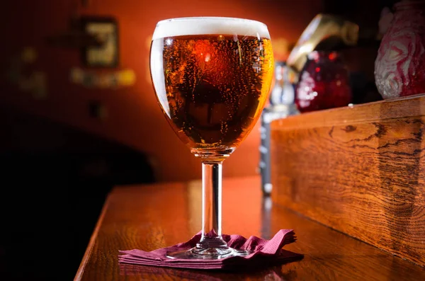 Copa de cerveza fresca en el mostrador en el pub — Foto de Stock