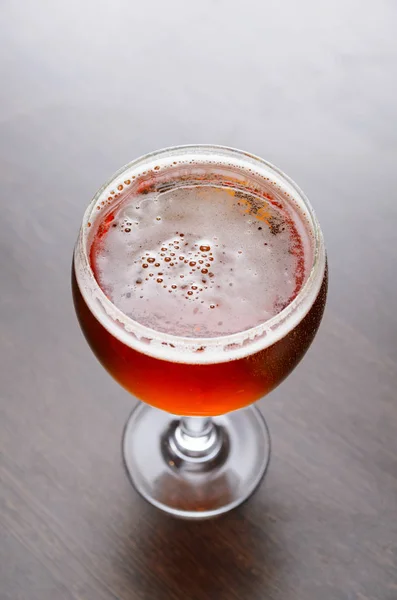 Стакан свежего пива на стойке в пабе — стоковое фото