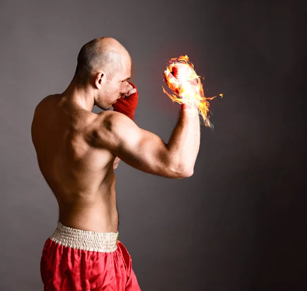 Fuego golpeando boxeador — Foto de Stock