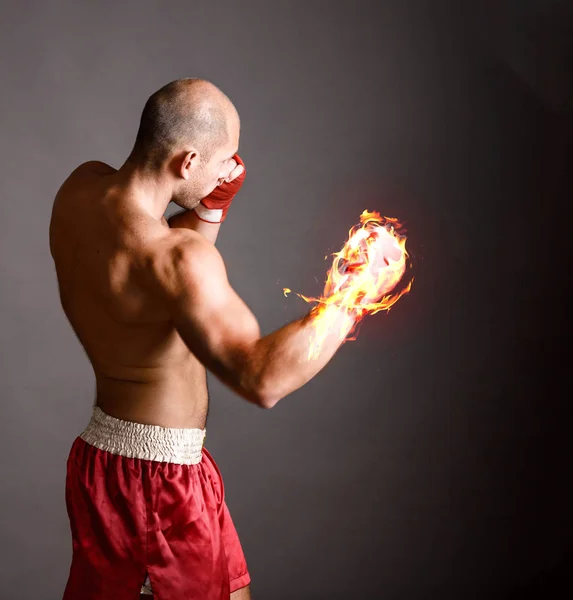 Fuego golpeando boxeador — Foto de Stock