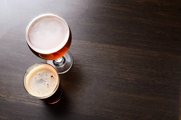 Twee glazen van vers bier op pub teller — Stockfoto