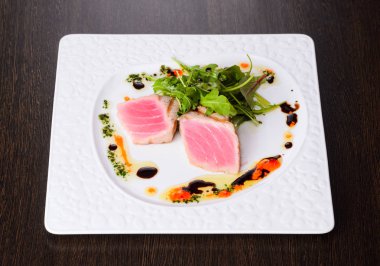 Ton balığı salatası plaka üzerinde