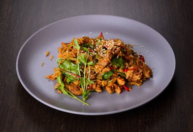 plaka üzerinde pilavlı tavuk