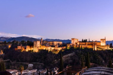 Alhambra kale gece görünümü