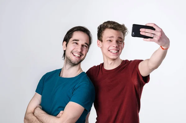 Amigos felizes estão tirando selfie — Fotografia de Stock