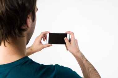 Genç adam alarak selfie