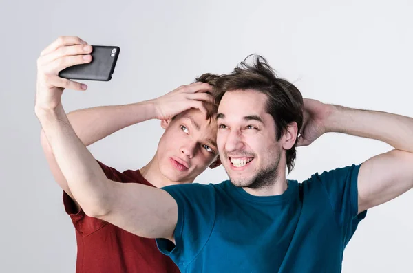 Amigos felizes estão tirando selfie — Fotografia de Stock