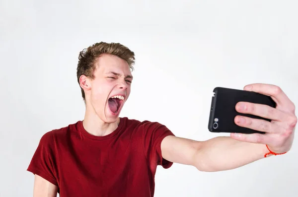 A fiatalember figyelembe selfie — Stock Fotó