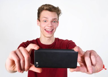 Genç adam alarak selfie