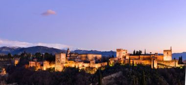 Alhambra kale gece görünümü