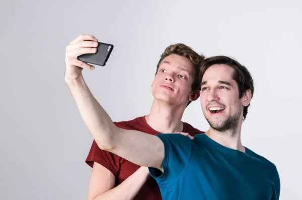 Amigos felizes estão tirando selfie — Fotografia de Stock