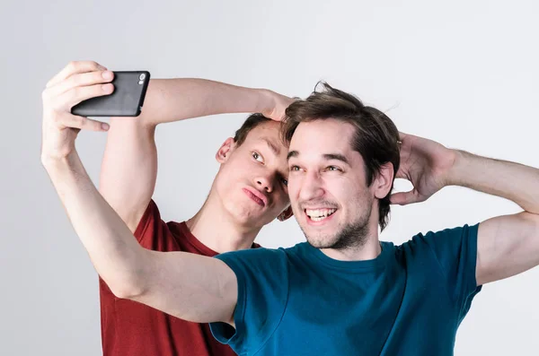 Amigos felizes estão tirando selfie — Fotografia de Stock