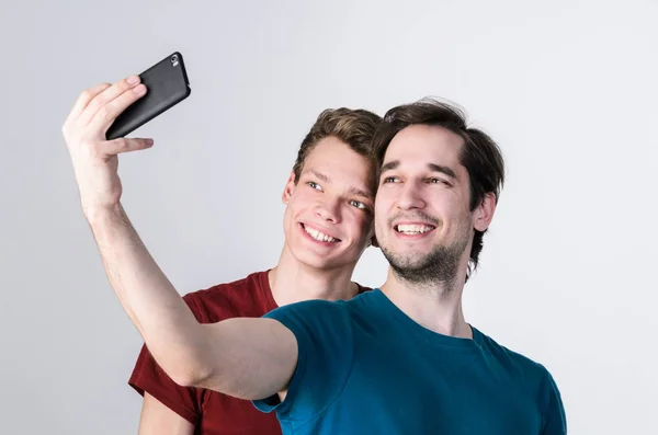 Amigos felizes estão tirando selfie — Fotografia de Stock