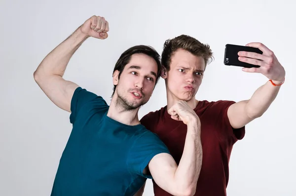 Amigos felizes estão tirando selfie — Fotografia de Stock