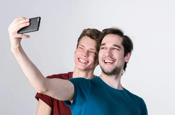 Amigos felizes estão tirando selfie — Fotografia de Stock