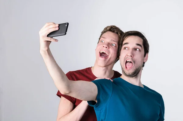 Amigos felizes estão tirando selfie — Fotografia de Stock