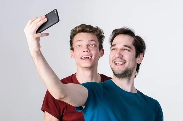 Amigos felizes estão tirando selfie — Fotografia de Stock