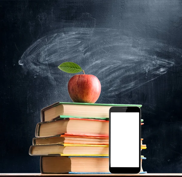 Podręczniki szkolne i smartphone — Zdjęcie stockowe