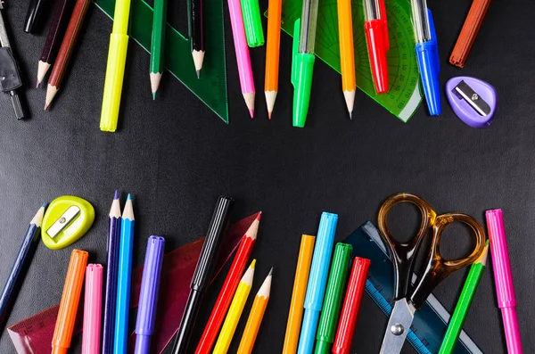 Beyaz üzerine okul aksesuarları