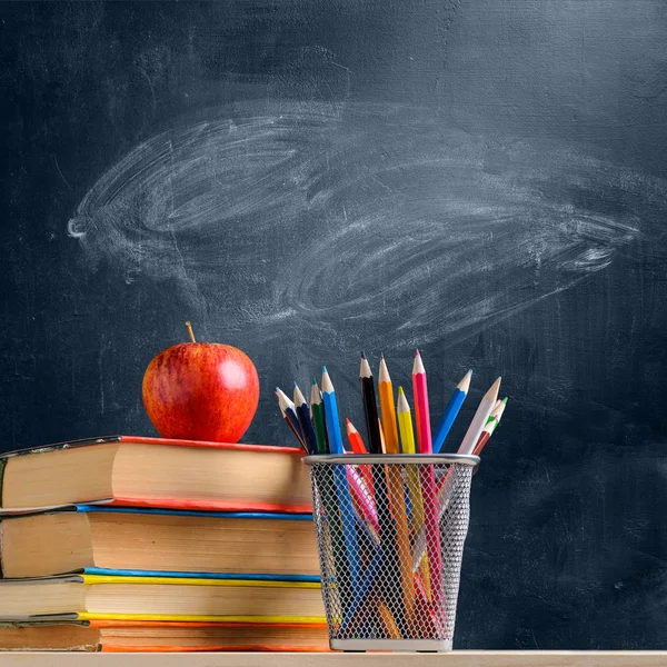 Okul aksesuarları tahta karşı