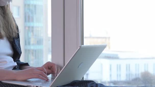 Mujer trabajando desde casa — Vídeos de Stock