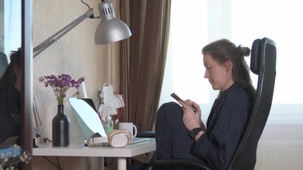 Mulher trabalhando em casa — Vídeo de Stock