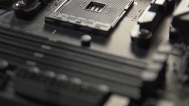 Boş işlemci soketi olan ana kart