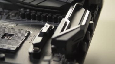 Boş işlemci soketi olan ana kart