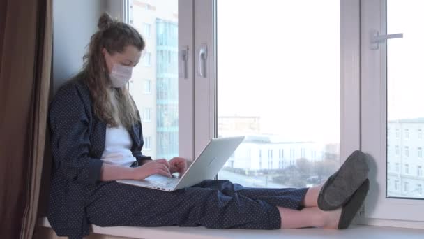 Mujer trabajando desde casa — Vídeos de Stock
