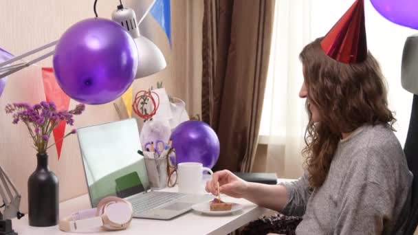 Mujer celebrando cumpleaños desde casa — Vídeos de Stock