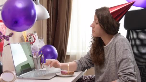 Vrouw viert verjaardag vanuit huis — Stockvideo