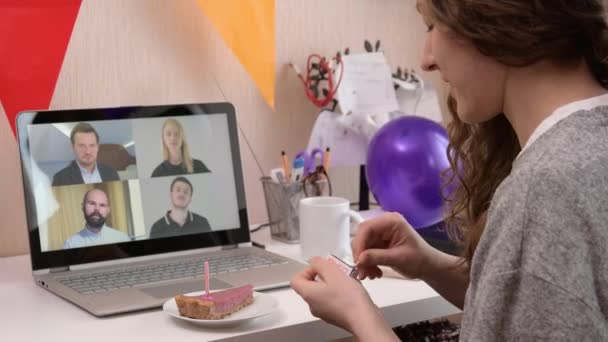 Mujer celebrando cumpleaños desde casa — Vídeos de Stock