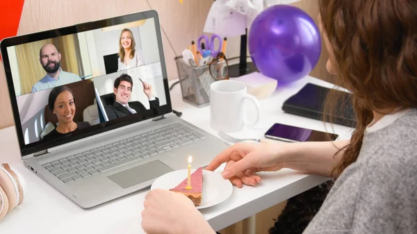 Frau feiert Geburtstag von zu Hause aus — Stockfoto