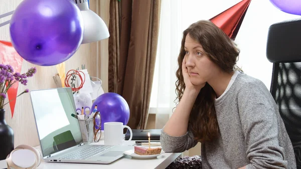 Woman celebrating birthday from home — Stock Photo, Image