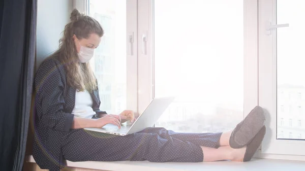 Vrouw die thuis werkt — Stockfoto