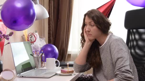 Mujer celebrando cumpleaños desde casa — Vídeos de Stock