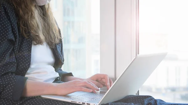 Vrouw die thuis werkt — Stockfoto