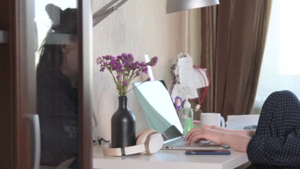 Mujer trabajando desde casa — Vídeos de Stock