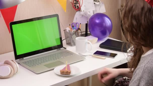 Mujer celebrando cumpleaños desde casa — Vídeos de Stock