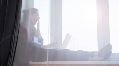 Evden çalışan kadın.