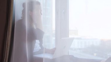 Evden çalışan kadın.