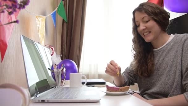 Mujer celebrando cumpleaños desde casa — Vídeo de stock