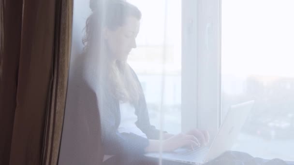 Mujer trabajando desde casa — Vídeos de Stock