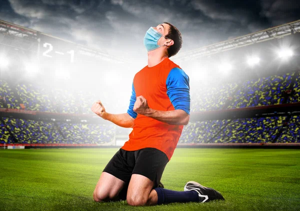 Voetbal of voetbal speler met masker — Stockfoto