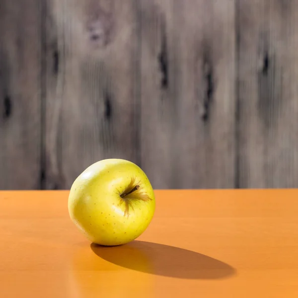 Yellow apple on the table — Stock Photo, Image