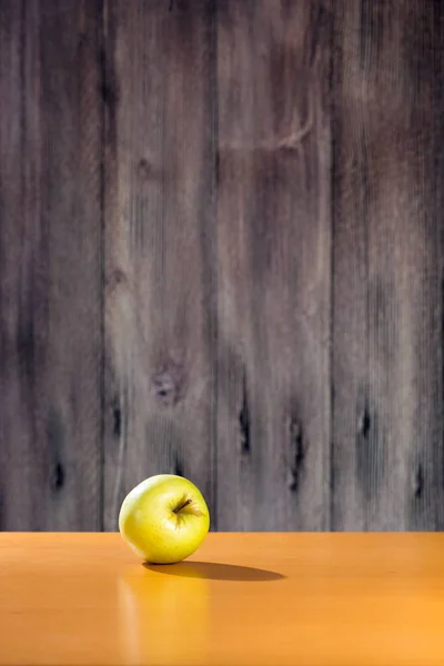 Gula äpple på bordet — Stockfoto