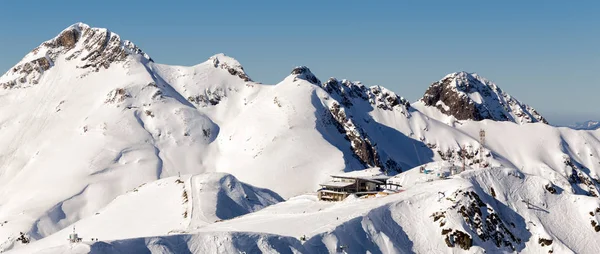Kayak Merkezi Rosa Khutor. Krasnaya Polyana dağlarında. Sochi, Rusya Federasyonu — Stok fotoğraf