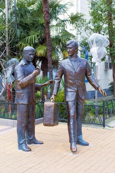 Monumento a los héroes de la comedia The Diamond Arm. Sochi, Rusia . — Foto de Stock