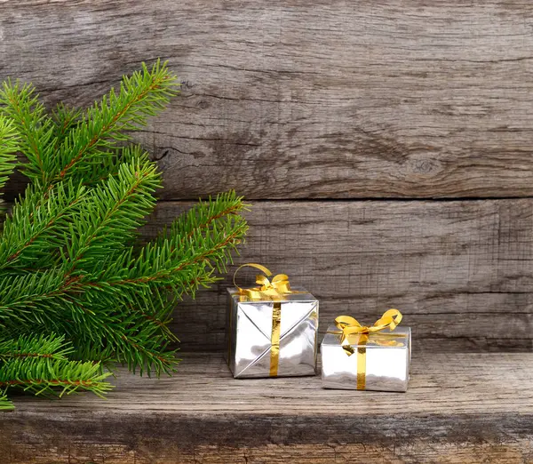 Weihnachtsbaum und Geschenkschachteln. — Stockfoto
